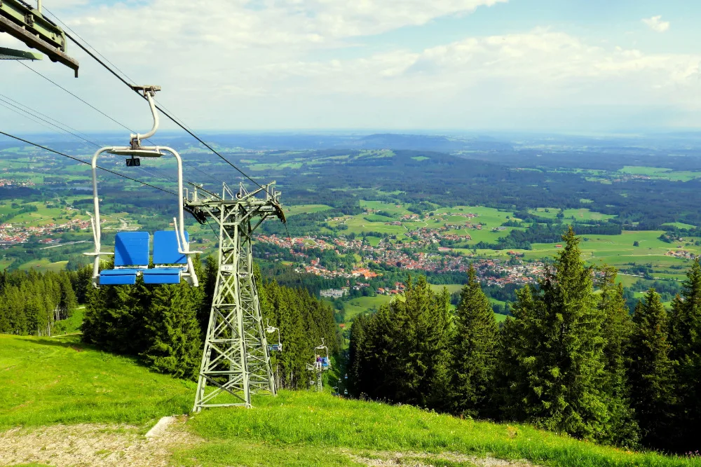 Blick aus der Hörnlebahn auf Bad Kohlgrub im Ammergau.