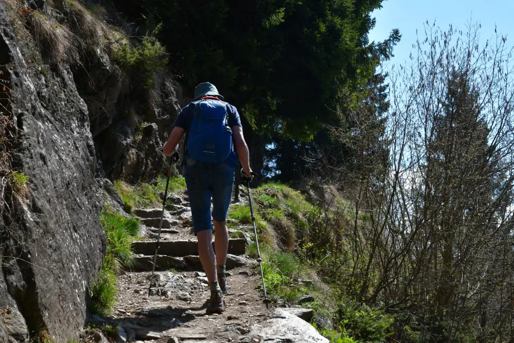 Mann wandert auf dem Meraner Höhenweg in Südtirol.