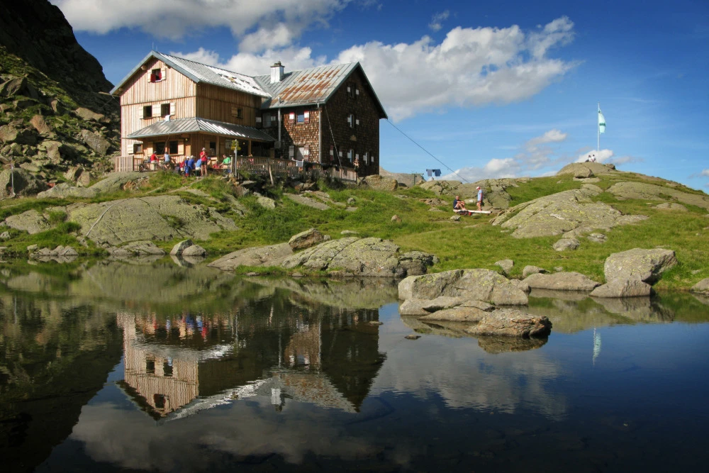 Bremer Hütte am Stubaier Höhenweg in Tirol.